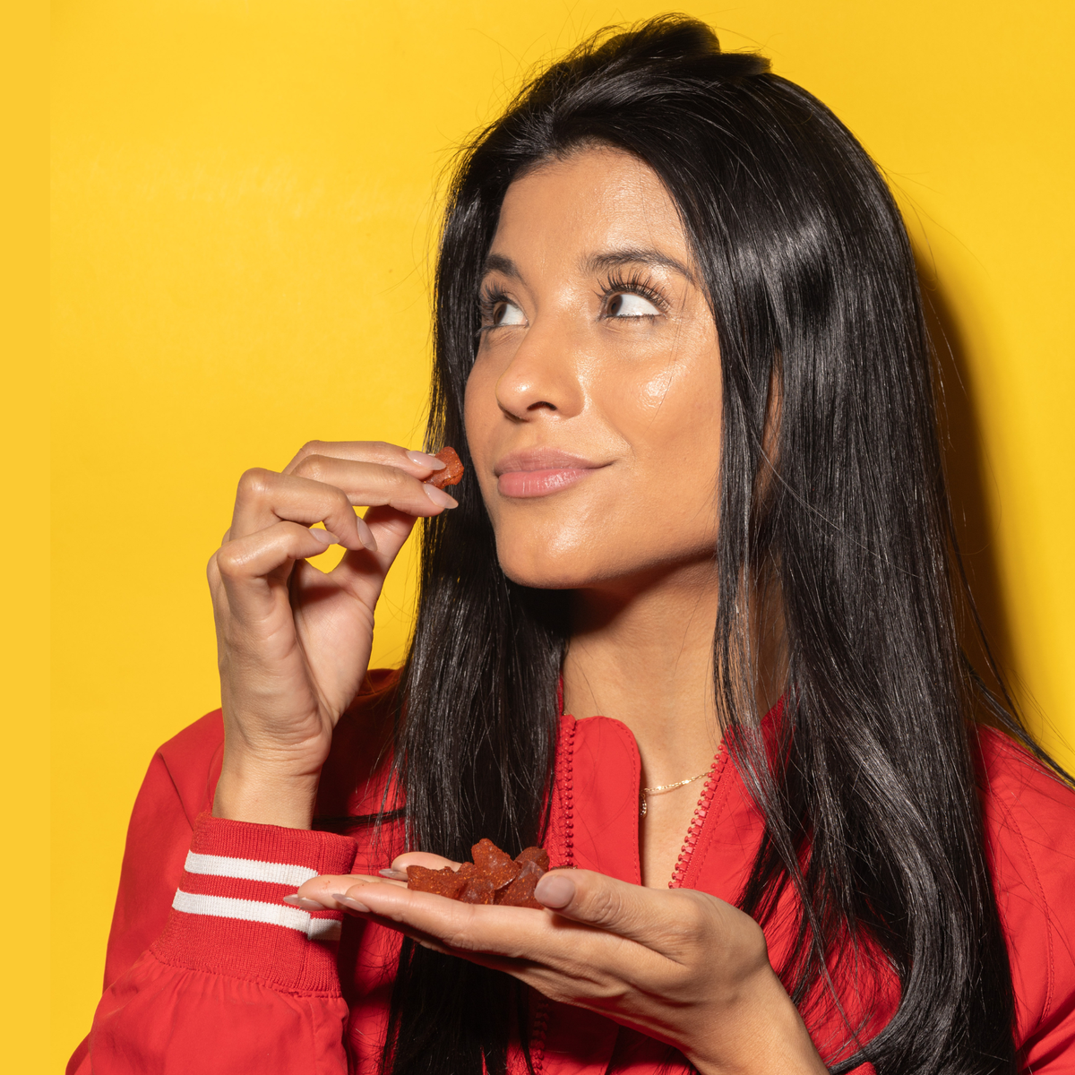 Mujer comiendo Spicy bears
